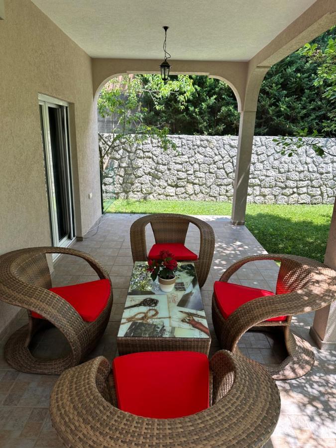 Momentera Apartments Kotor Luaran gambar